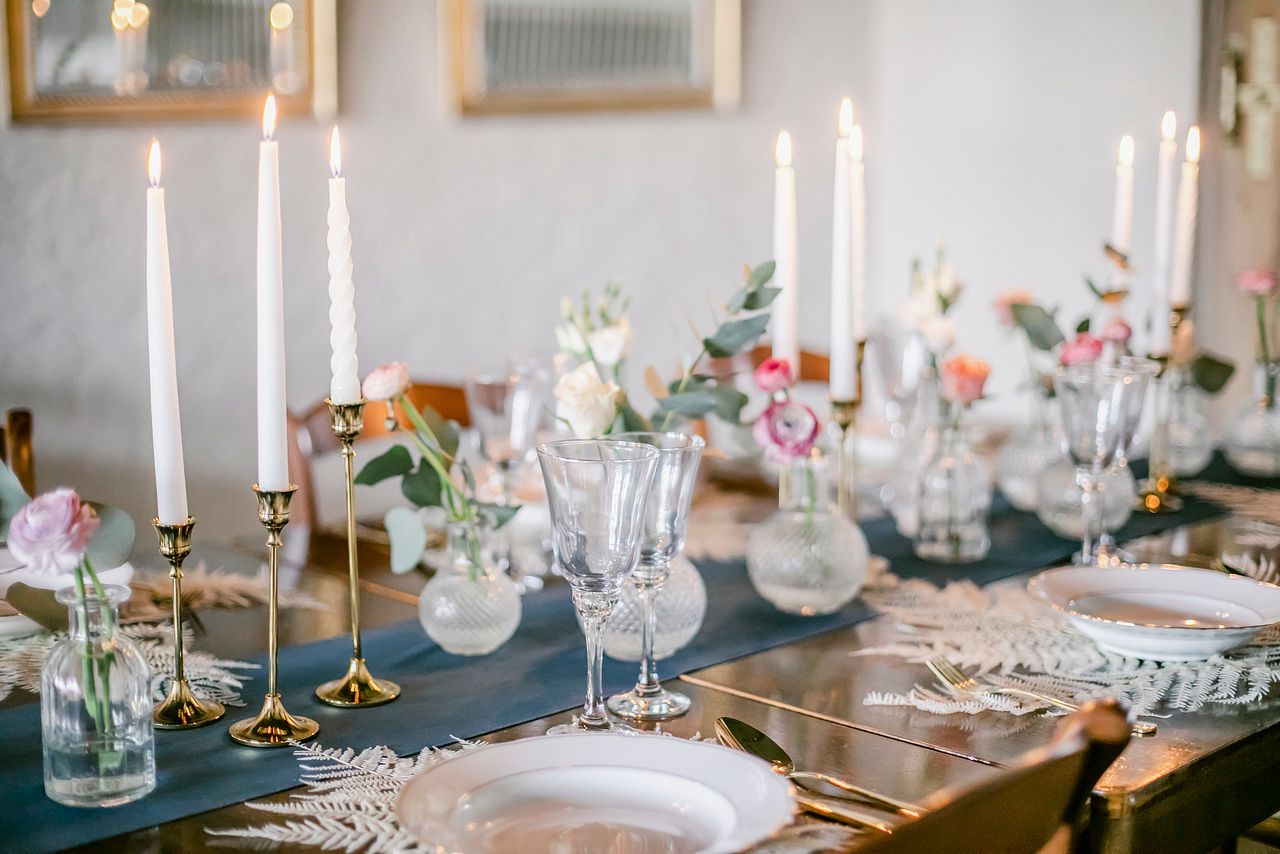 Hochzeitstisch stilvoll dekorieren: Die besten Tipps